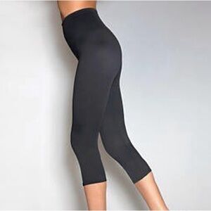 FLEXEES Shaper Hi Waist Capri Weightless Power Leggings NWOT Size Medium